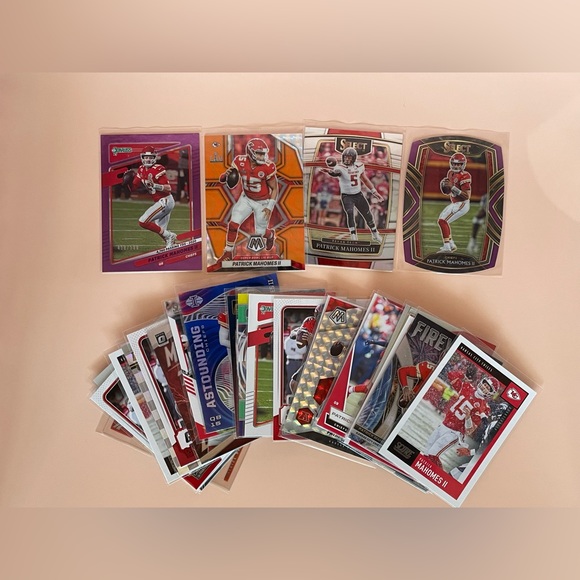Lot of (32) Assorted Patrick Mahomes II Football Cards, Includes #'d/parallels - Picture 1 of 2